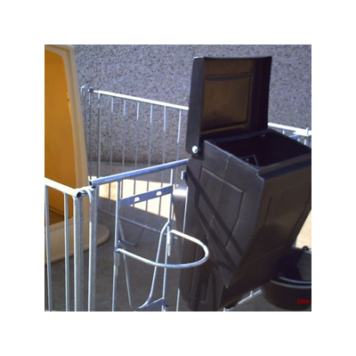 Hay rack for calf hutch