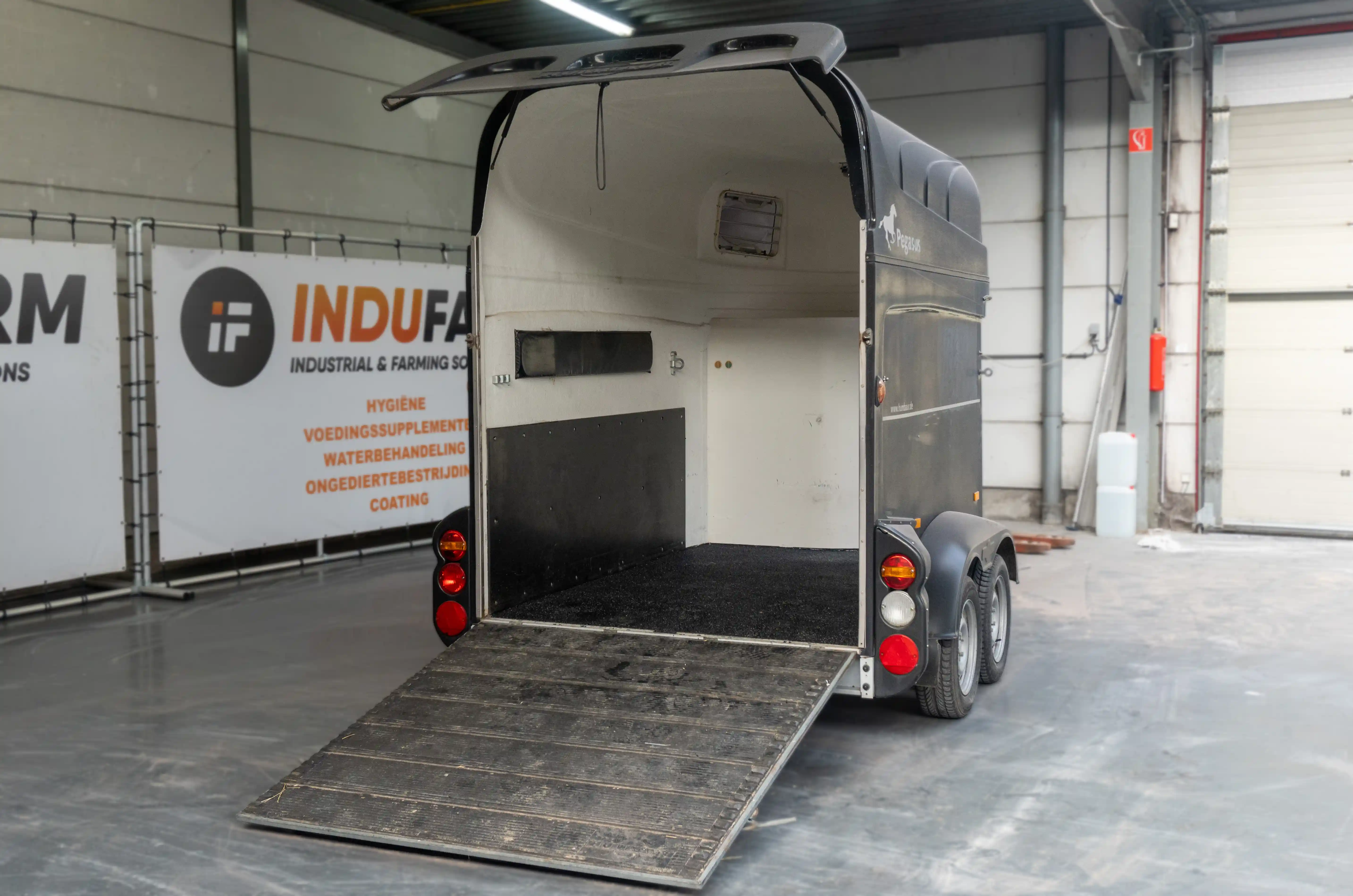 Coating voor veetrailer