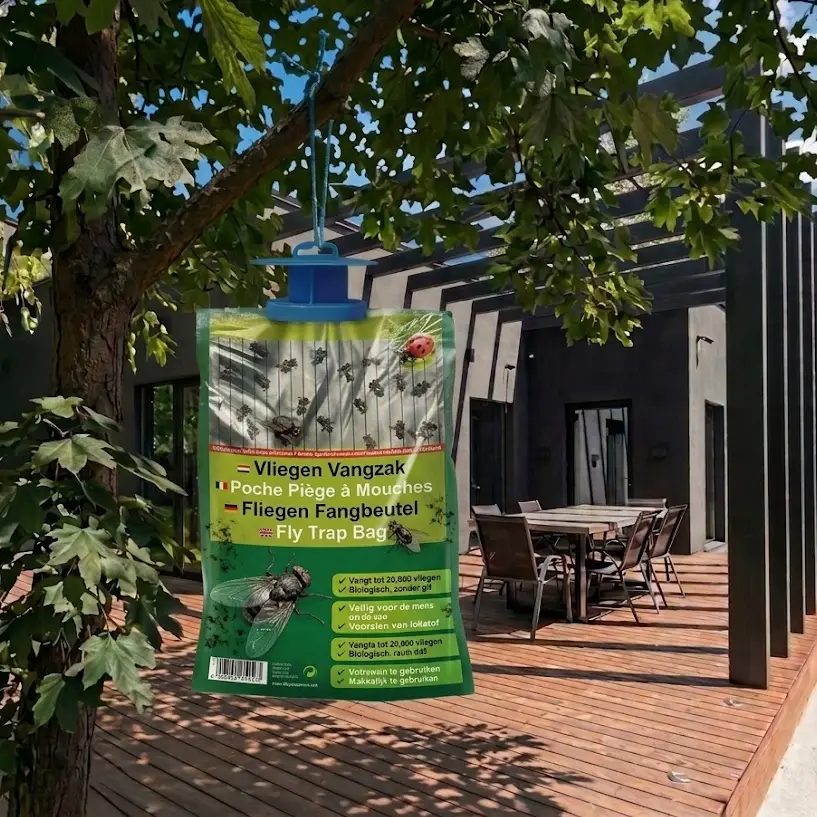 A01538 vliegenvangzak in tuin.webp