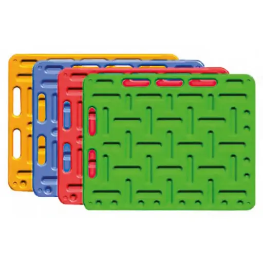 Livestock driving board with corner reinforcement