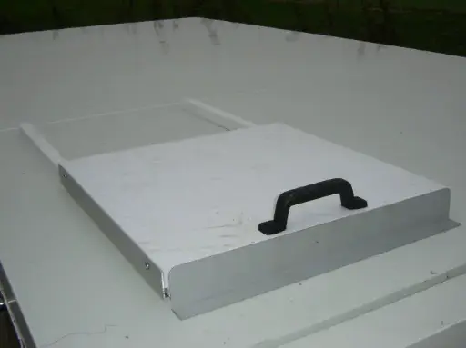 [A01550] Filling hatch with sliding cover for IF carcass cooling